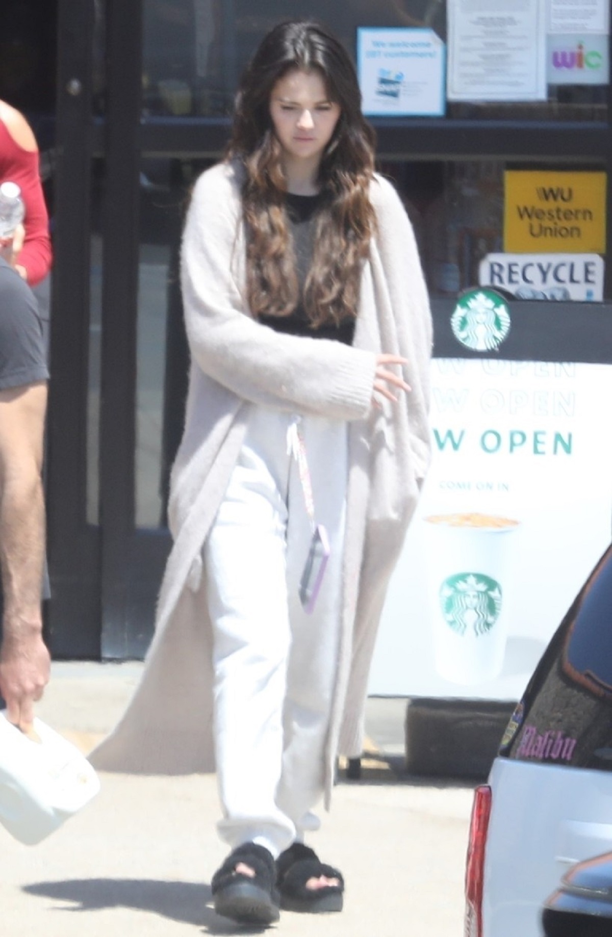 Selena Gomez a fost surprinsă într-o ținută casual cu top negru și pantaloni albi pe străzile din Malibu