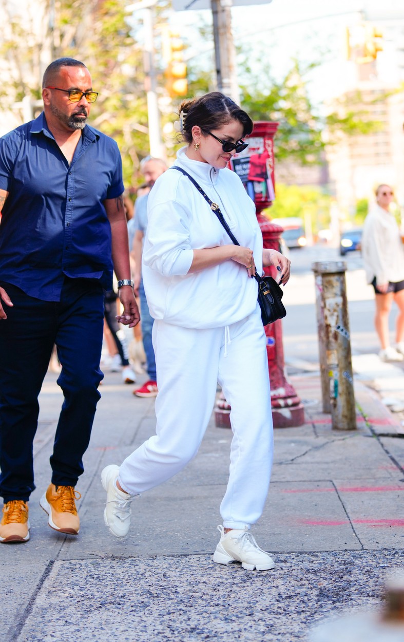 Selena Gomez, însoțită de un bodyguard în New York