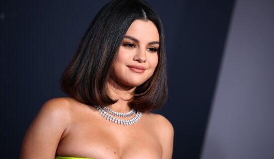 Selena Gomez într-o rochie mulată în nunață de lime în timp ce pozează pe covorul roșu la American Music Awards 2019