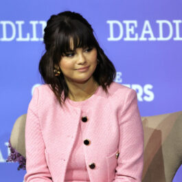 Selena Gomez, în costum roz, la o conferință de presă despre Only Murders in the Building