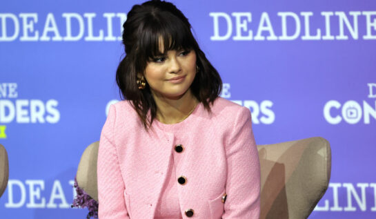 Selena Gomez a fost fotografiată într-un trening alb în New York. Vedeta a ieșit să ia prânzul cu Sofia Carson