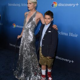 Selma Blair, elegantă, într-o rochie argintie, alături de fiul ei, Arthur, la un eveniment în 2021