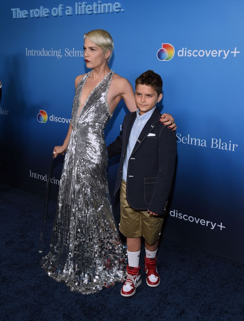 Selma Blair, elegantă, într-o rochie argintie, alături de fiul ei, Arthur, la un eveniment în 2021