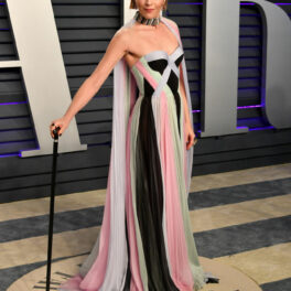 Selma Blair, la petrecerea după Premiile Oscar 2019, într-o rochie elegantă, sprijinită în baston