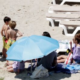 Shakira în timp ce stă pe un prosop pe plajă și își privește băieții, pe Shasa și Milan