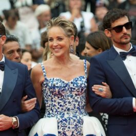 Sharon Stone, însoțită de două modele masculine, la Cannes 2022