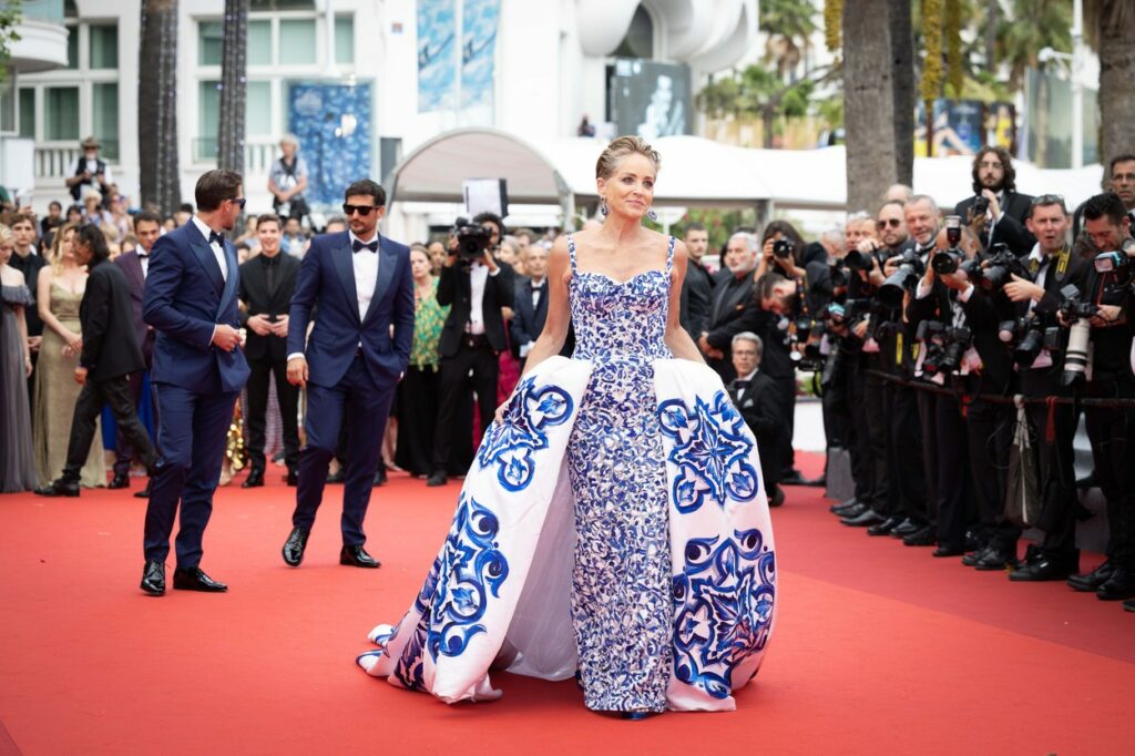 Sharon Stone a apărut pe covorul roșu de la Festivalul de Film de la Cannes 2022. Actrița a purtat o rochie cu imprimeu albastru