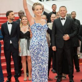 Sharon Stone salută fanii pe covorul roșu de la Cannes 2022
