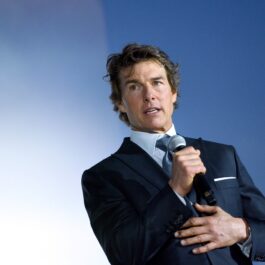 Tom Cruise într-un costum negru la premiera filmului Top Gun 2
