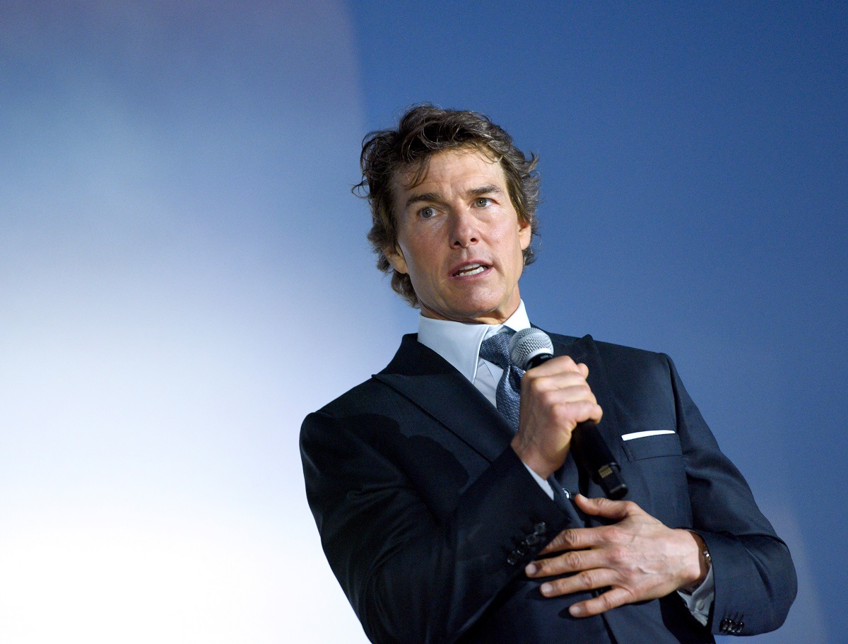Tom Cruise într-un costum negru la premiera filmului Top Gun 2