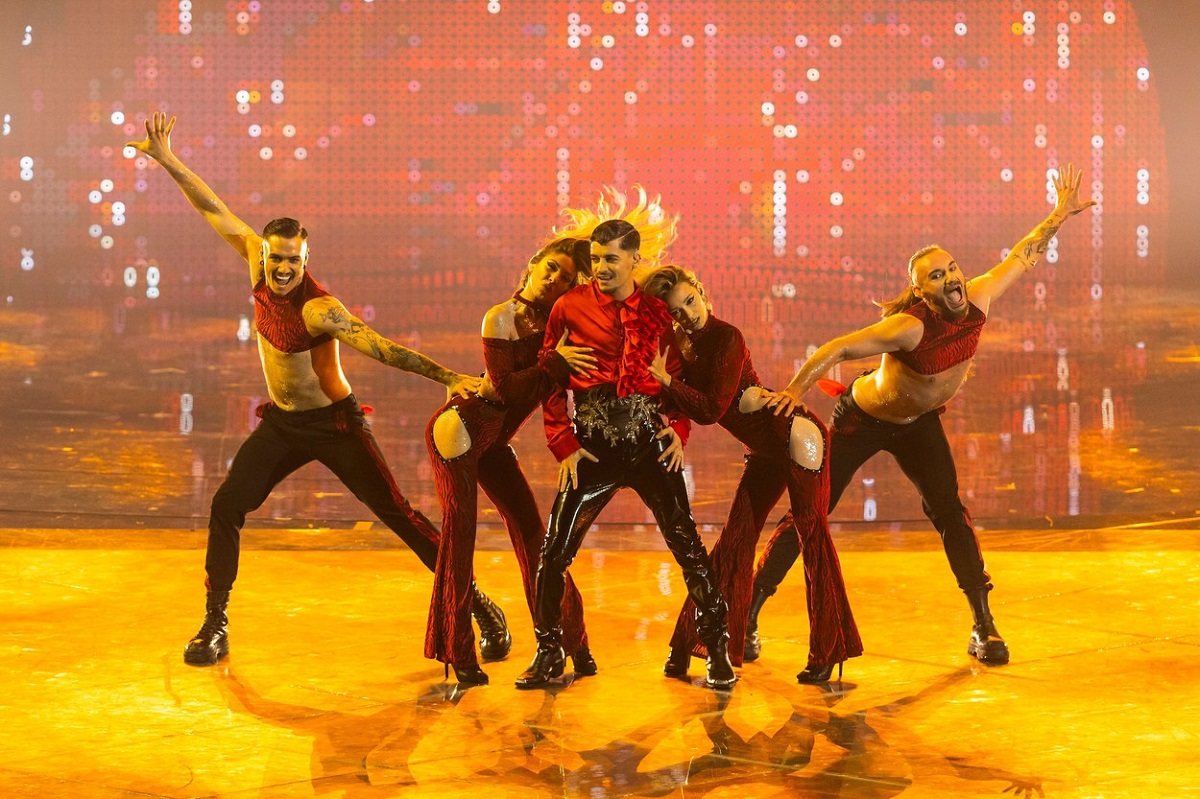 WRS alături de trupa sa de dansatori interpretând piesa Llamame la Eurovision 2022