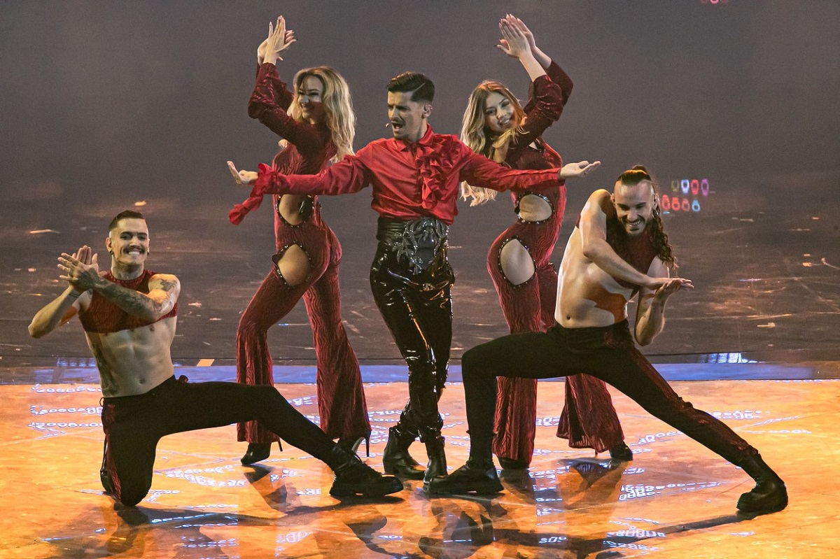 WRS în timp ce dansează alături de trupa sa pe scena de la Eurovision 2022