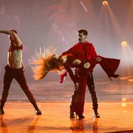 WRS în timp ce o ține în brațe pe o dansatoare pe scena de la Eurovision 2022
