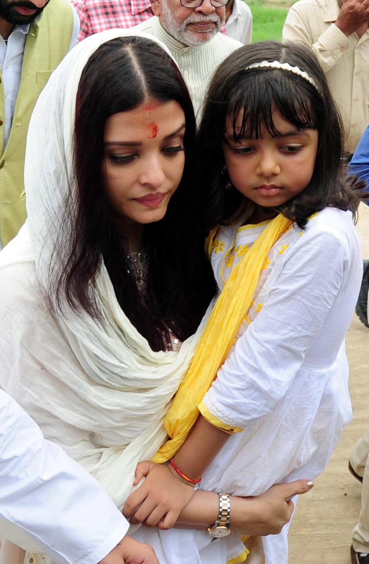 Aishwarya Rai în timp ce o ține în brațe pe Aaradhya Bachchan în anul 2017