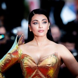 Aishwarya Rai într-o rochie cu umerii goi în timp ce pozează pe covorul roșu la festivalul de film de la Cannes din 2019