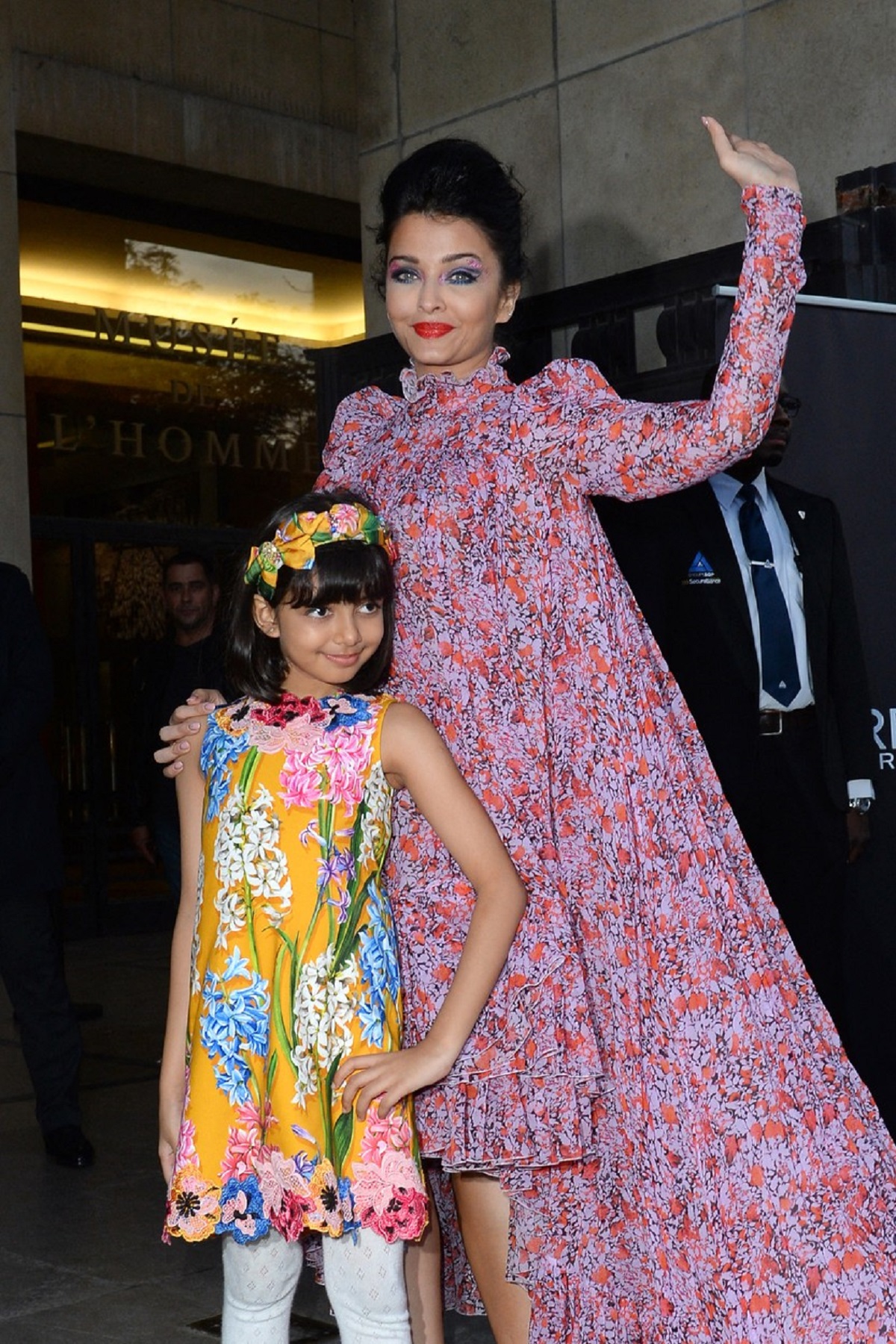 Aishwarya Rai și fiica sa Aaradhya Bachchan în timp ce fac cu mâna publicului la un eveniment din 2019