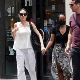 Angelina Jolie în timp ce o ține de mână pe fiica sa, Zahara, și ies împreună dintr-un magazin din Roma