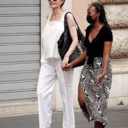 Angelina Jolie și Zahara au fost surprinse pe străzile din Roma în timp ce se plimbau de mână
