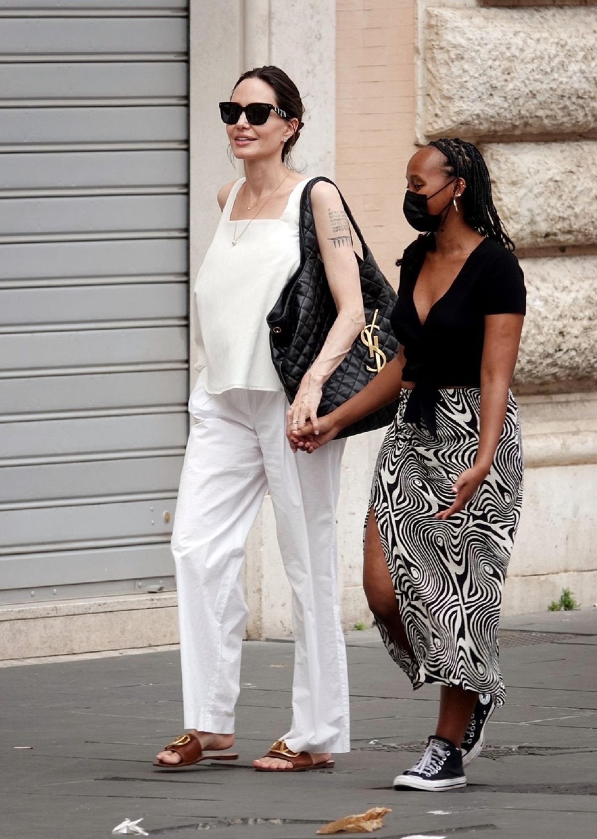 Angelina Jolie și Zahara au fost surprinse pe străzile din Roma în timp ce se plimbau de mână