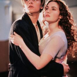 Leonardo DiCaprio în timp ce o ține în brațe pe Kate Winslet într-o scenă din filmul Titanic