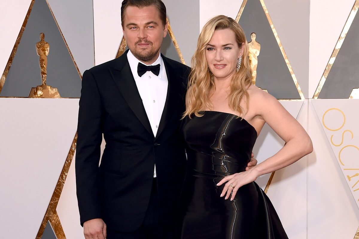 Leonardo DiCaprio alături de Kate Winslet în timp ce pozează pe covorul roșu la Gala Premiilor Oscar 2016
