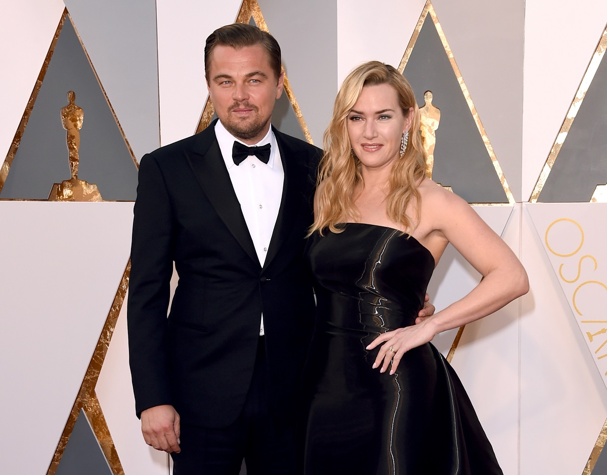 Leonardo DiCaprio alături de Kate Winslet în timp ce pozează pe covorul roșu la Gala Premiilor Oscar 2016