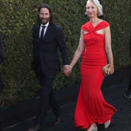 Keanu Reeves și Alexandra Grant s-au pozat pe covorul roșu la MOCA Gala 2022 unde s-au ținut tot timpul de mână