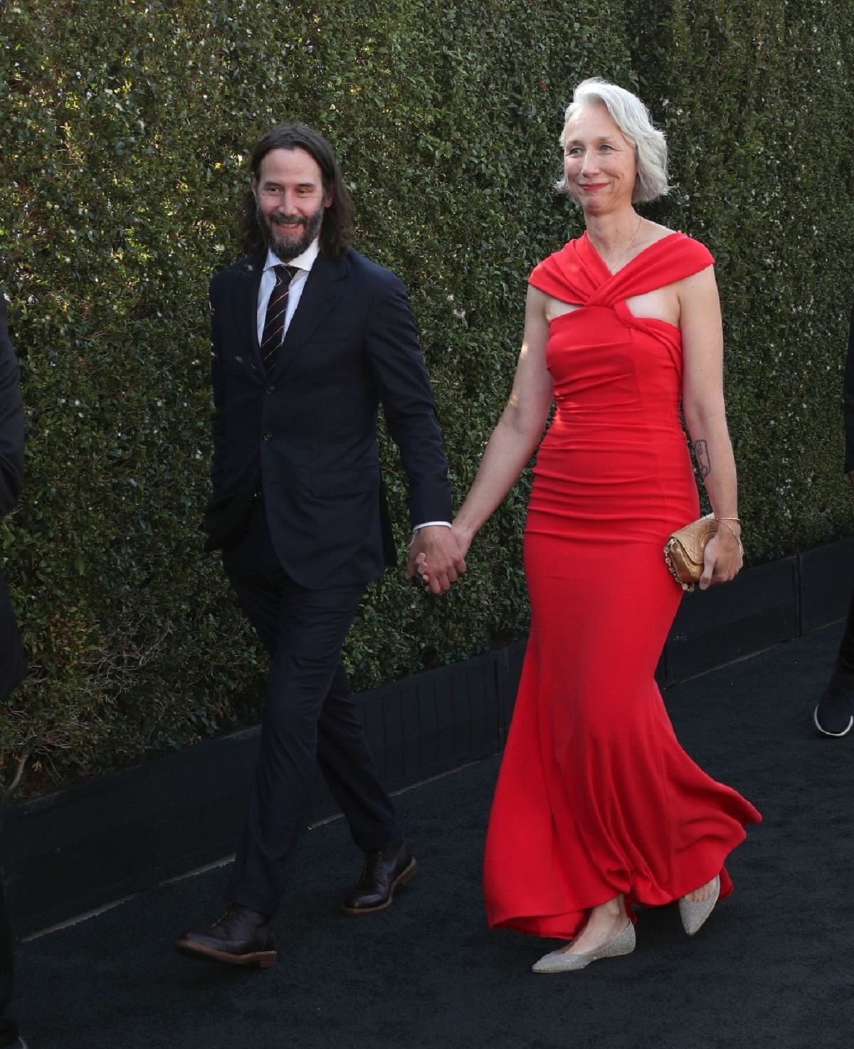 Keanu Reeves și Alexandra Grant s-au pozat pe covorul roșu la MOCA Gala 2022 unde s-au ținut tot timpul de mână