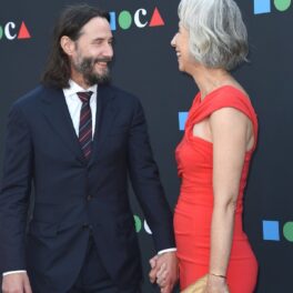 Keanu Reeves și Alexandra Grant s-au pozat pe covorul roșu la MOCA Gala 2022 și și-au zâmbit unul celuilalt