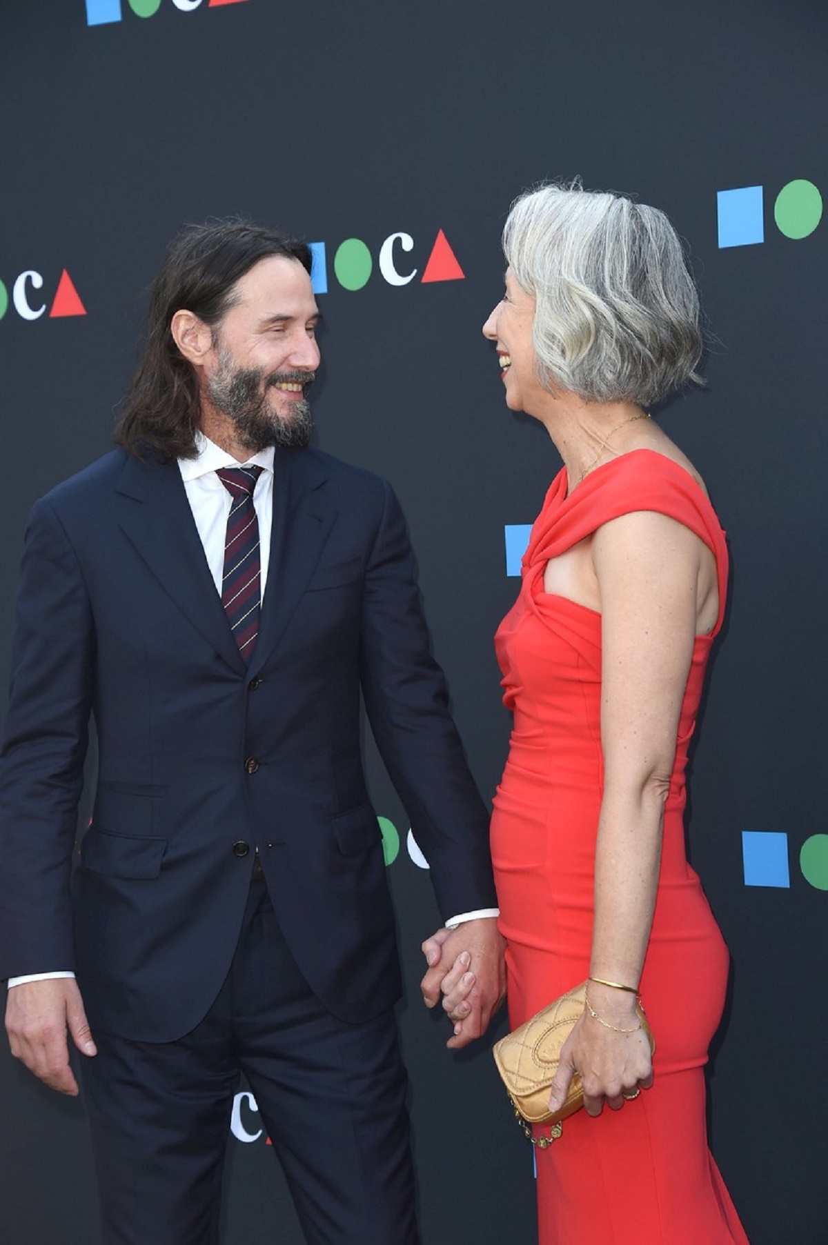 Keanu Reeves și Alexandra Grant s-au pozat pe covorul roșu la MOCA Gala 2022 și și-au zâmbit unul celuilalt