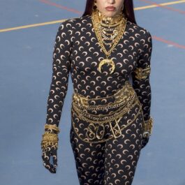 Lourdes Leon a defilat pe podium la Paris într-un costum negru mulat la care a avut atașat un set de lanțuri aurii în jurul taliei