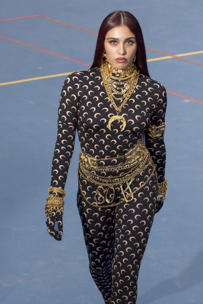 Lourdes Leon a defilat pe podium la Paris într-un costum negru mulat la care a avut atașat un set de lanțuri aurii în jurul taliei
