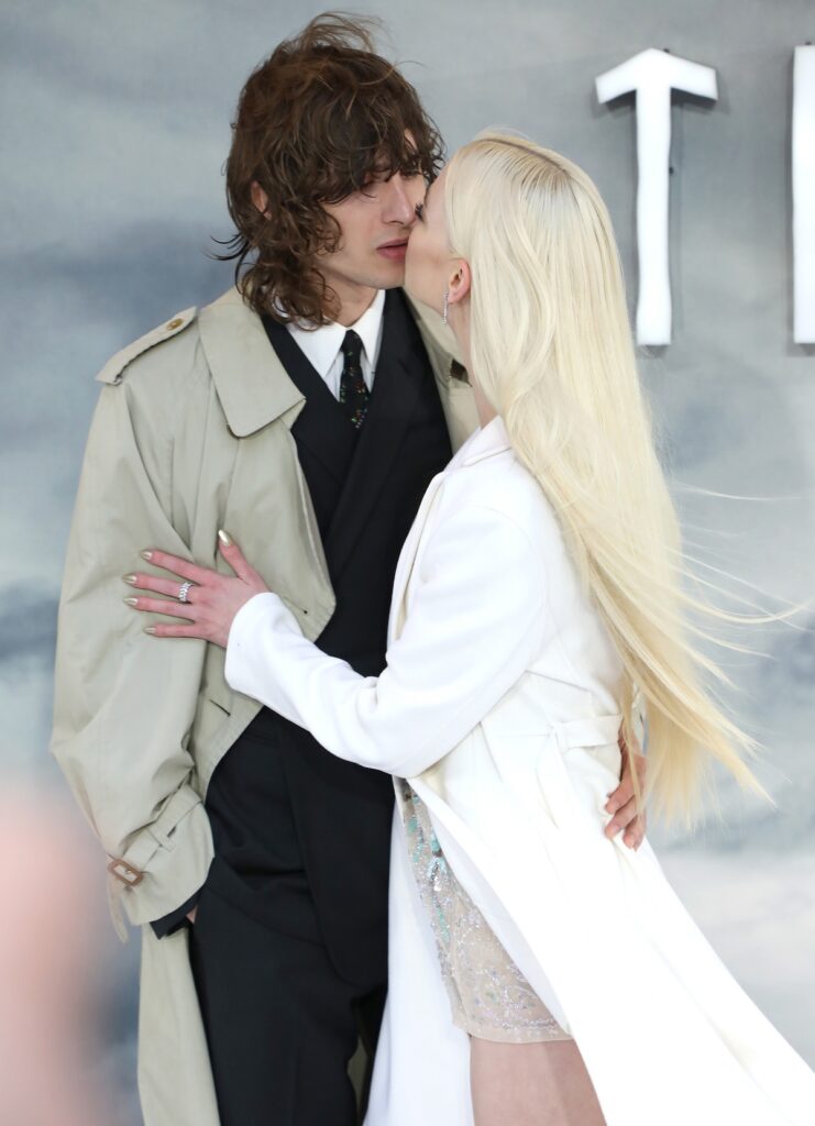Anya Taylor-Joy și Malcolm McRae în timp ce se sărută la premiera filmului The Northman