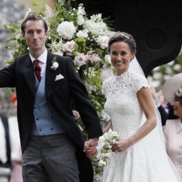 Pippa Middleton în rochie de mireasă alături de soțul său James Matthews
