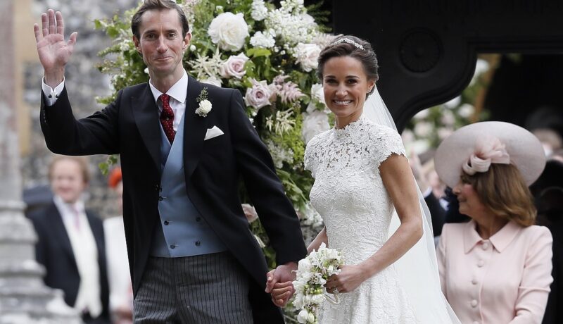 Pippa Middleton în rochie de mireasă alături de soțul său James Matthews