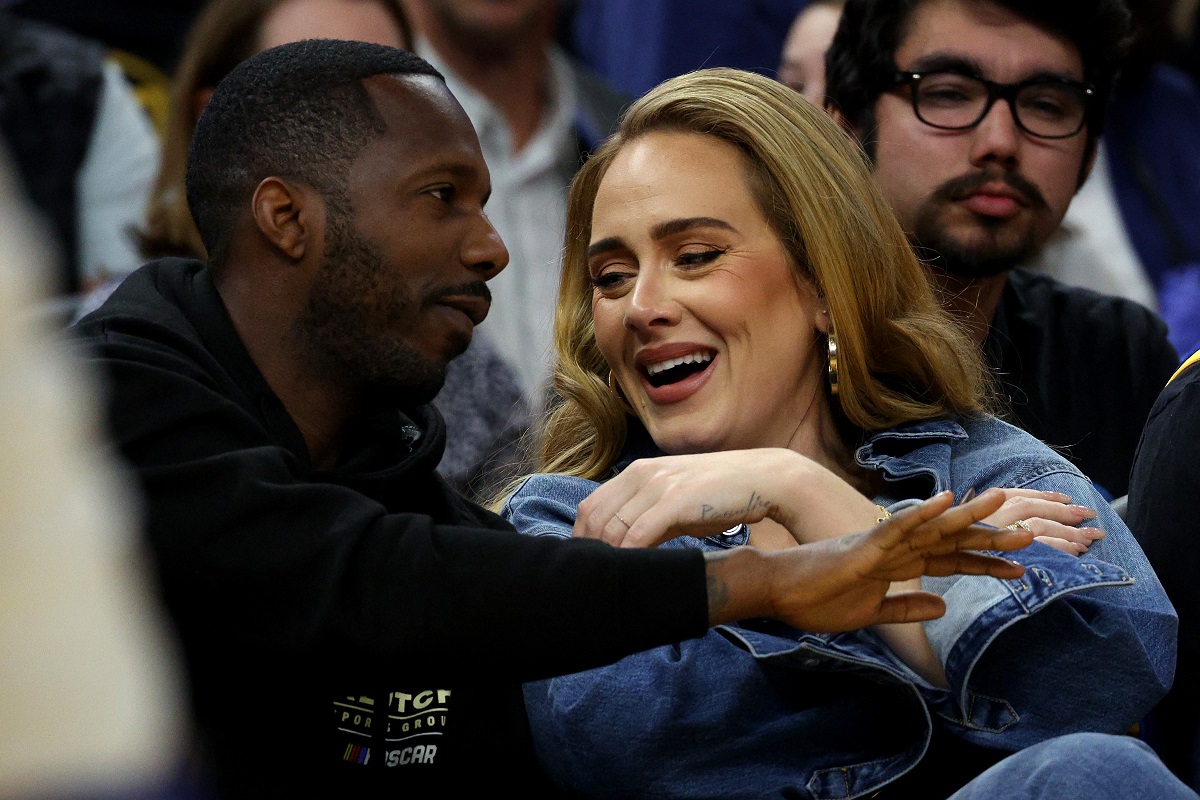 Adele alături de Rich Paul în timp ce participă împreună la un meci de baschet