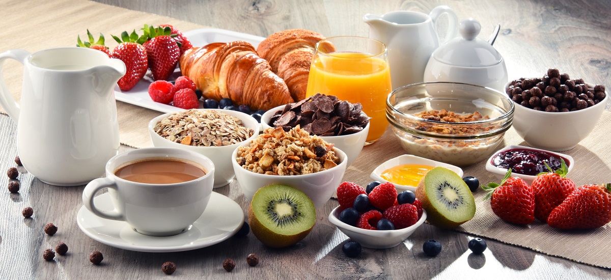 O masă pe care se află alimente populare pe care nu e recomandat să le consumi la micul dejun