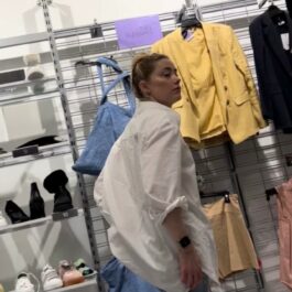 Amber Heard, printre rafturile unui magazin cu haine la reducere