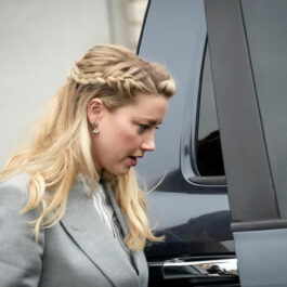 Amber Heard, fotografiată în timp ce urcă într-o mașină
