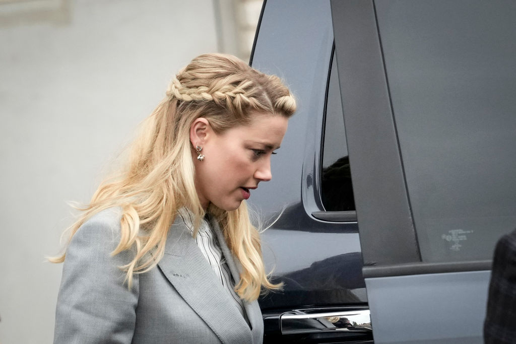 Amber Heard, fotografiată în timp ce urcă într-o mașină