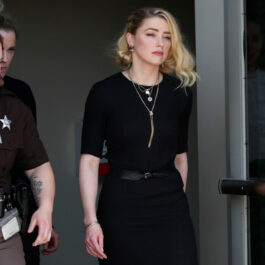 Amber Heard, în haine negre, la ieșirea din tribunal