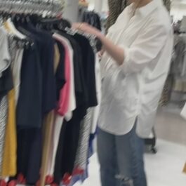 Amber Heard, la un magazin cu reduceri, îmbrăcată casual