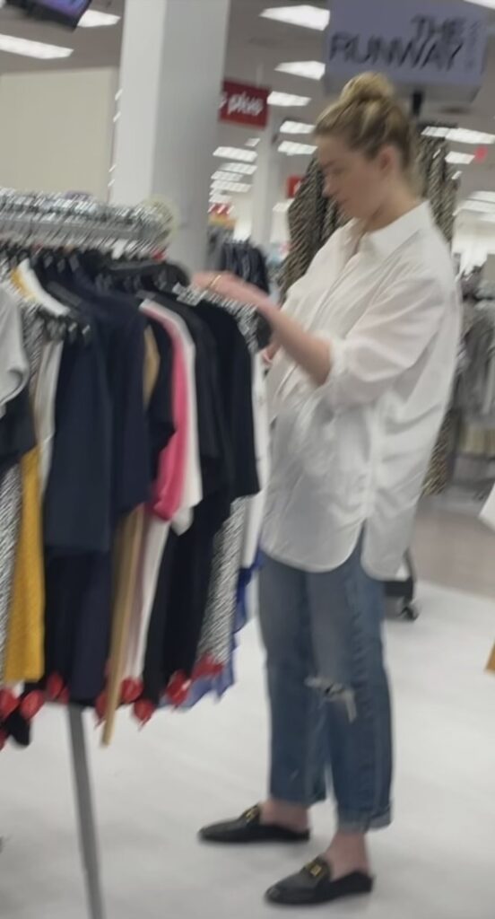 Amber Heard, la un magazin cu reduceri, îmbrăcată casual