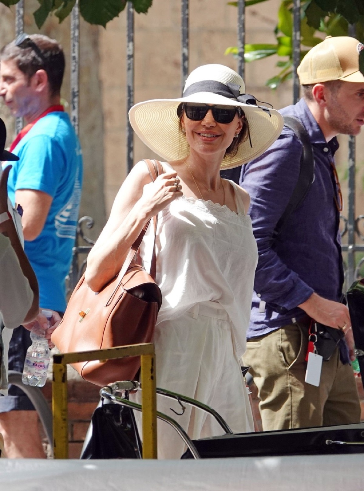 Angelina Jolie într-o ținută all white cu pălărie pe cap în timp ce se află pe platourile de filmare ale producției Without Blood