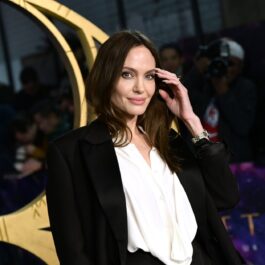 Angelina Jolie într-o rochie alb cu negru la premiera filmului Eternals de la Roma