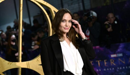 Angelina Jolie a fost surprinsă într-o ținută all white. Actrița s-a întâlnit cu Salma Hayek pe platourile de filmare ale producției Without Blood