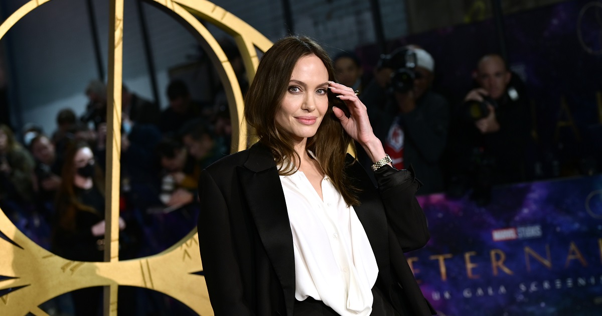 Angelina Jolie într-o rochie alb cu negru la premiera filmului Eternals de la Roma