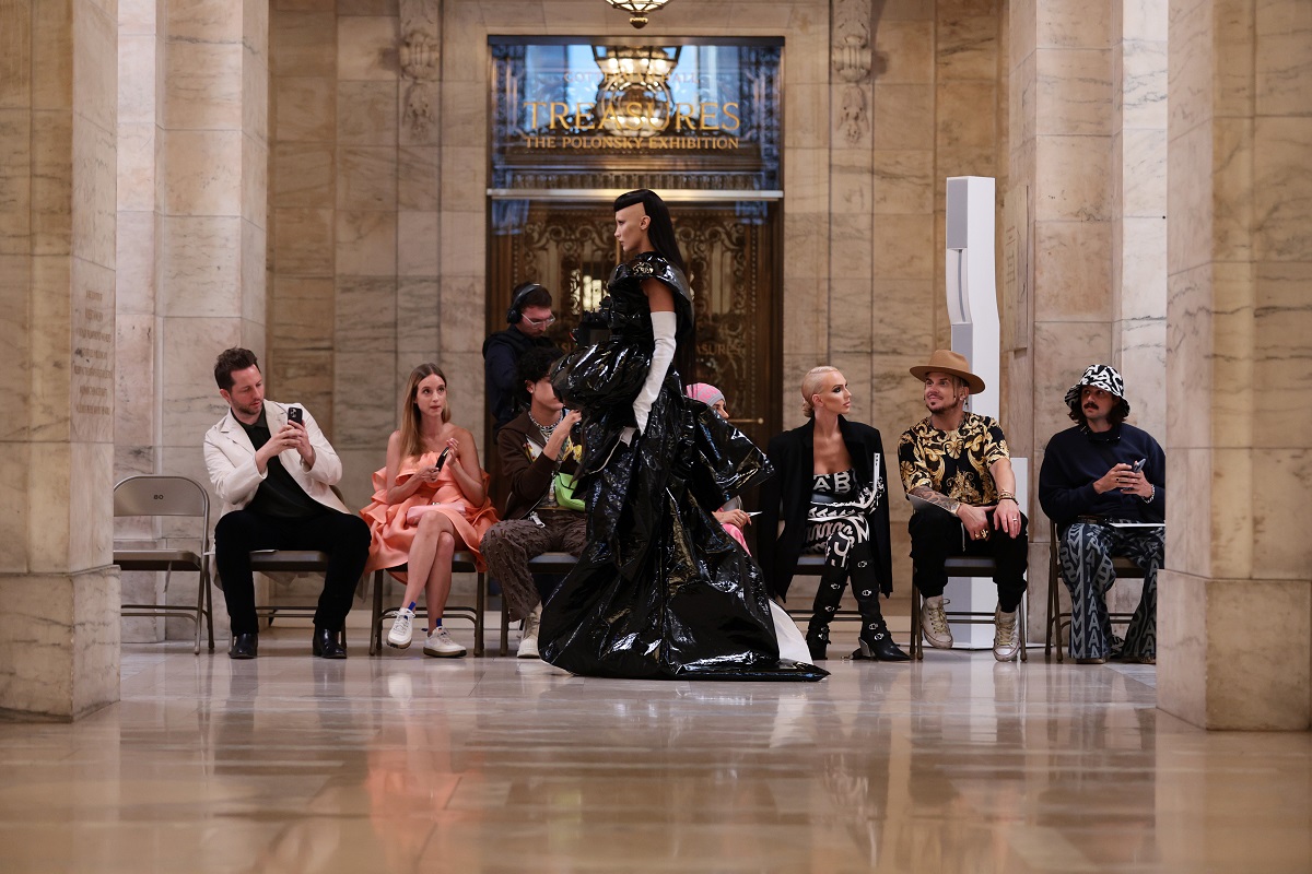 Bella Hadid îmbrăcată într-o rochie neagră în timp ce defilează pentru show-ul de modă a lui Marc Jacobs