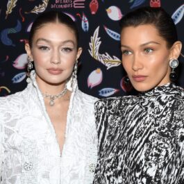 Gigi și Bella Hadid la o prezentare de modă din Paris în anul 2019
