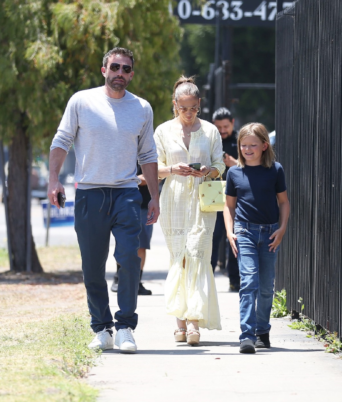 Ben Affleck și Jennifer Lopez ua ieșit la plimbare cu Samuel, fiul în vârstă de 10 ani al actorului